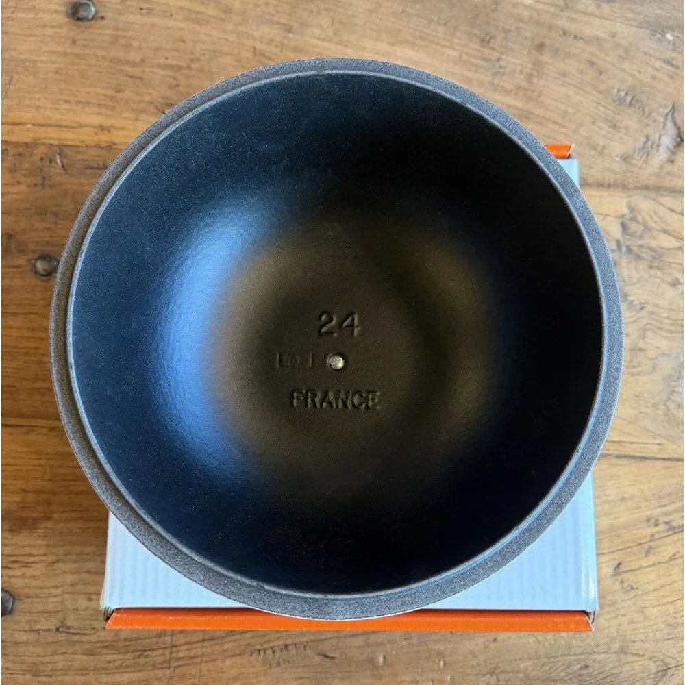Le Creuset Signature Enameled Cast Iron 1.75 qt 9.5 in Bread Oven Meringue NEW